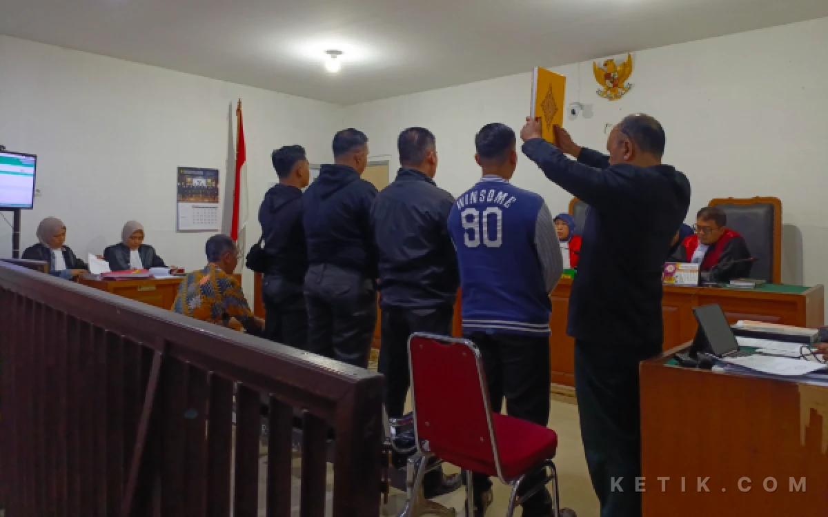 Foto Kelima saksi yang hadir sedang disumpah sebelum jalannya persidangan perkara pelemparan molotov di kantor BCA palembang, Selasa 14 Juli 2026. (Foto: M Nanda/Ketik.com)