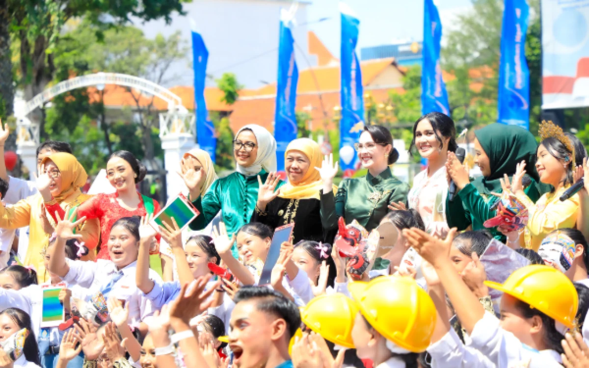 Thumbnail Berita - Peringatan Hardiknas 2026, Gubernur Khofifah Luncurkan 40 Sekolah Berintegritas dan Terima Rekor MURI serta Hak Cipta Lagu “Jatim Cerdas”