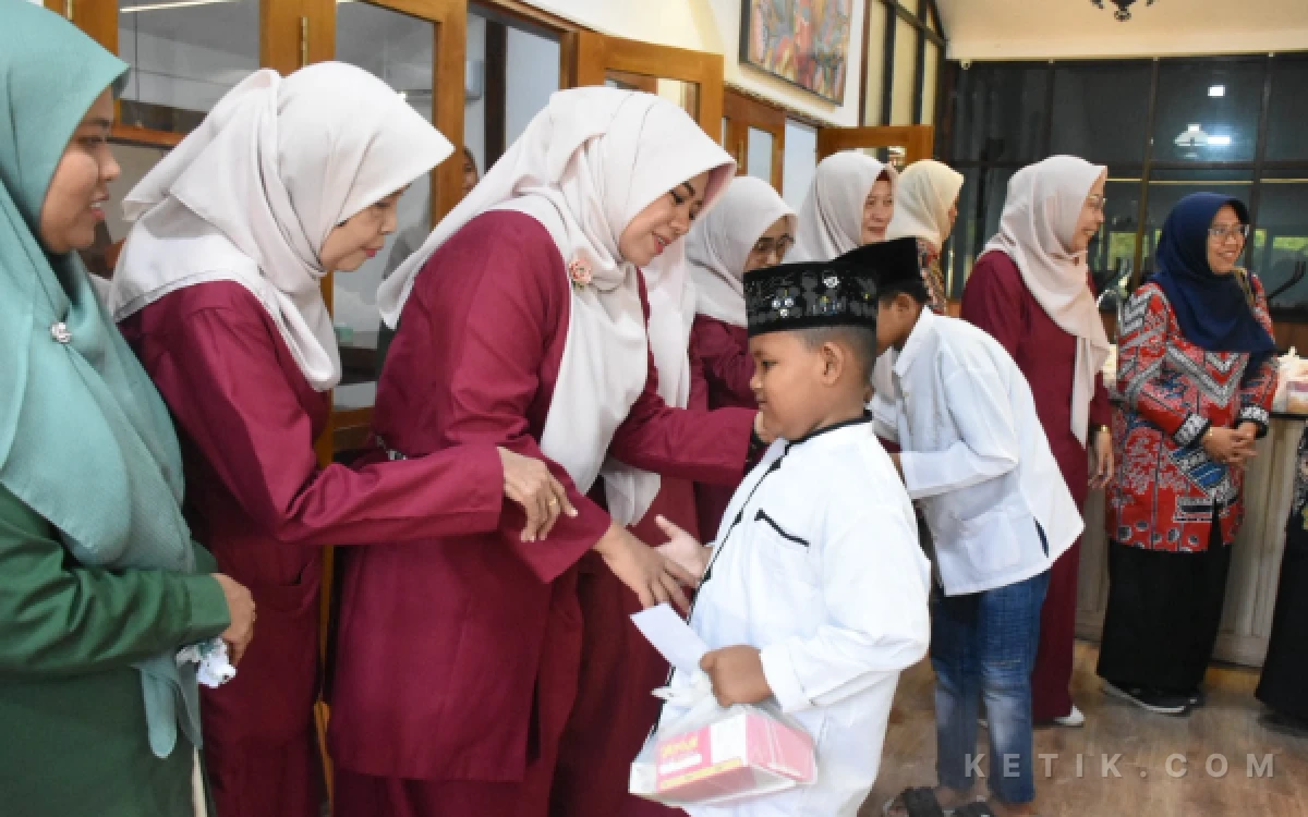 Thumbnail Berita - 10 Muharram, GOW Situbondo Bagi-Bagi Bingkisan ke Pasien Kelas Tiga dan Anak Yatim Piatu