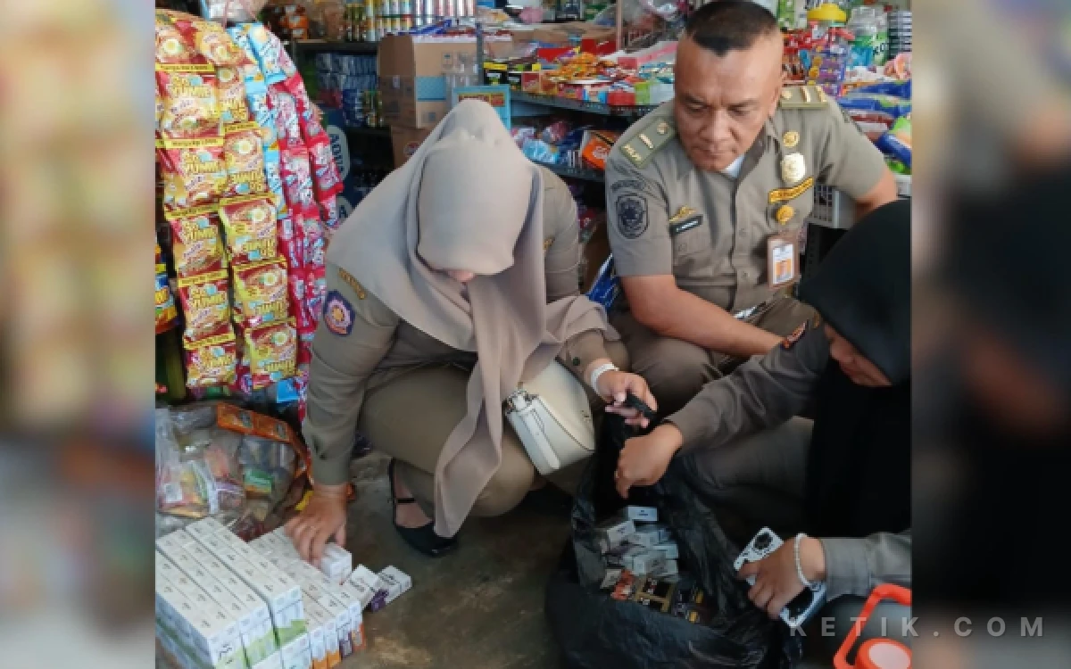 Thumbnail Berita - Sasar Pasar dan Pertokoan, 3.440 Batang Rokok Ilegal di Pacitan Disita Petugas