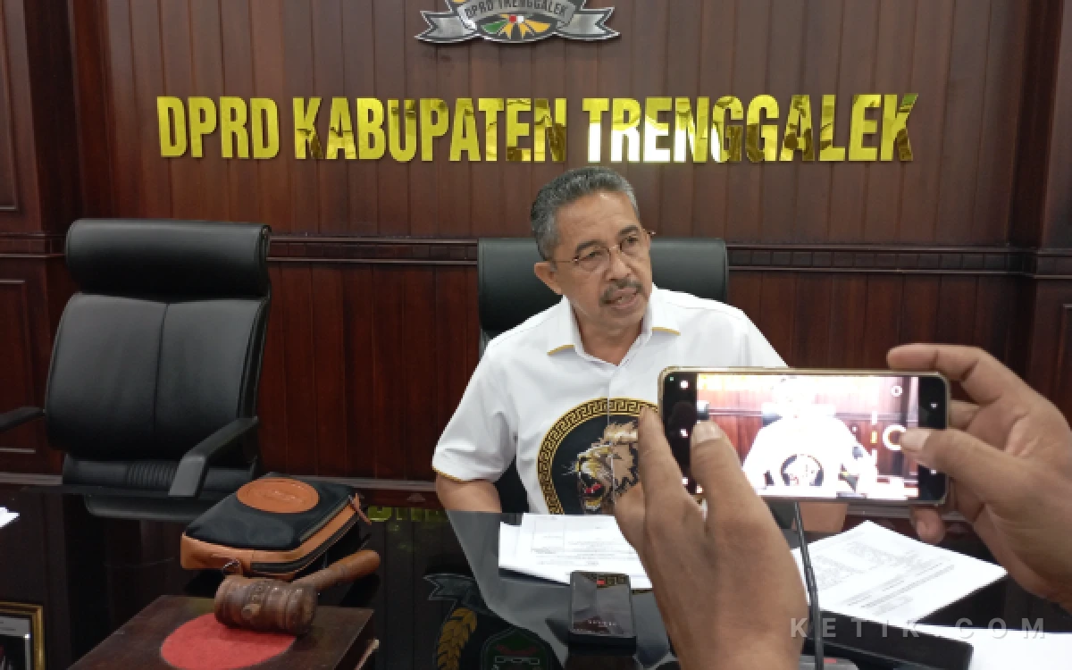 Thumbnail Berita - Pansus III DPRD Beri Kado Hari Jadi Ke-832 Trenggalek, Borong Finalisasi Dua Raperda