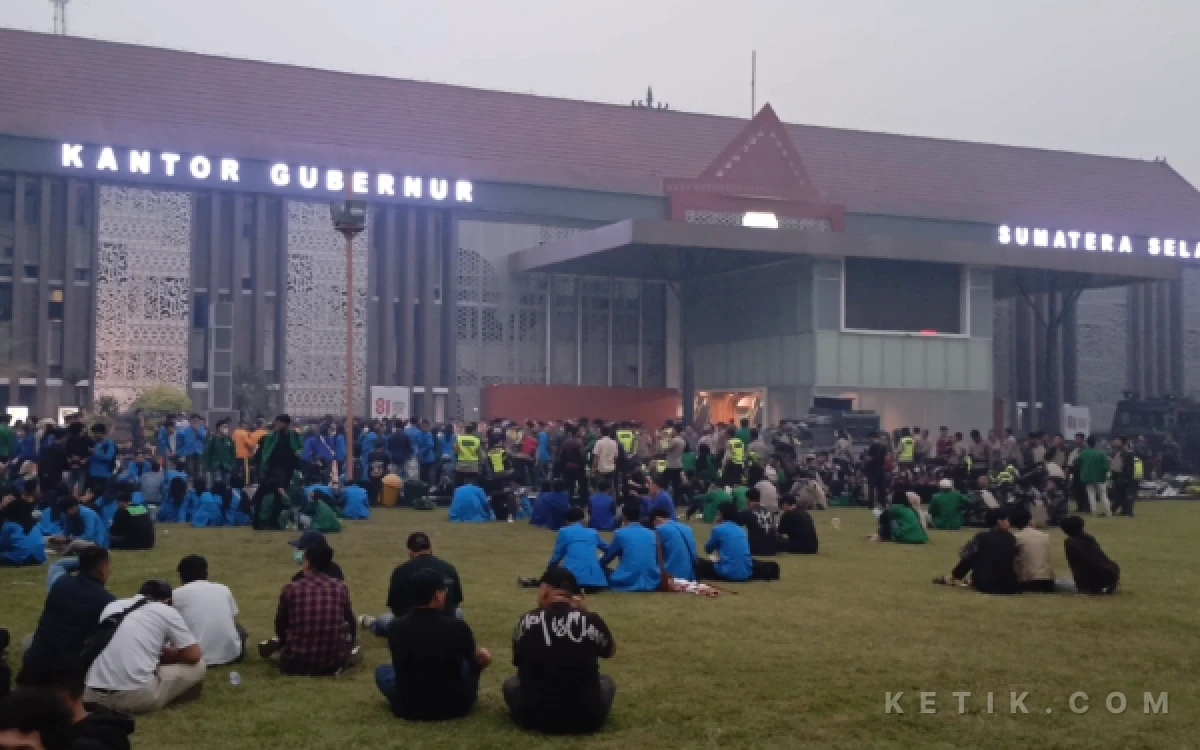 Foto Mahasiswa dari 15 perguruan tinggi di Sumatera Selatan berkumpul saat menggelar aksi menyikapi persoalan kebakaran hutan dan lahan (karhutla) di Sumsel, Selasa 6 Oktober 2026. (Foto: M Nanda/Ketik.com)