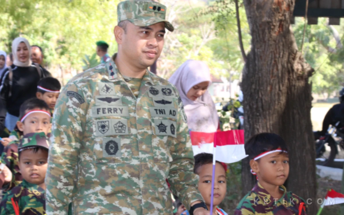Thumbnail Berita - Momen Gembira Hari Anak Nasional, Dandim 0823 Situbondo Bermain Bersama Anak TK dan Tanamkan Karakter Sejak Dini