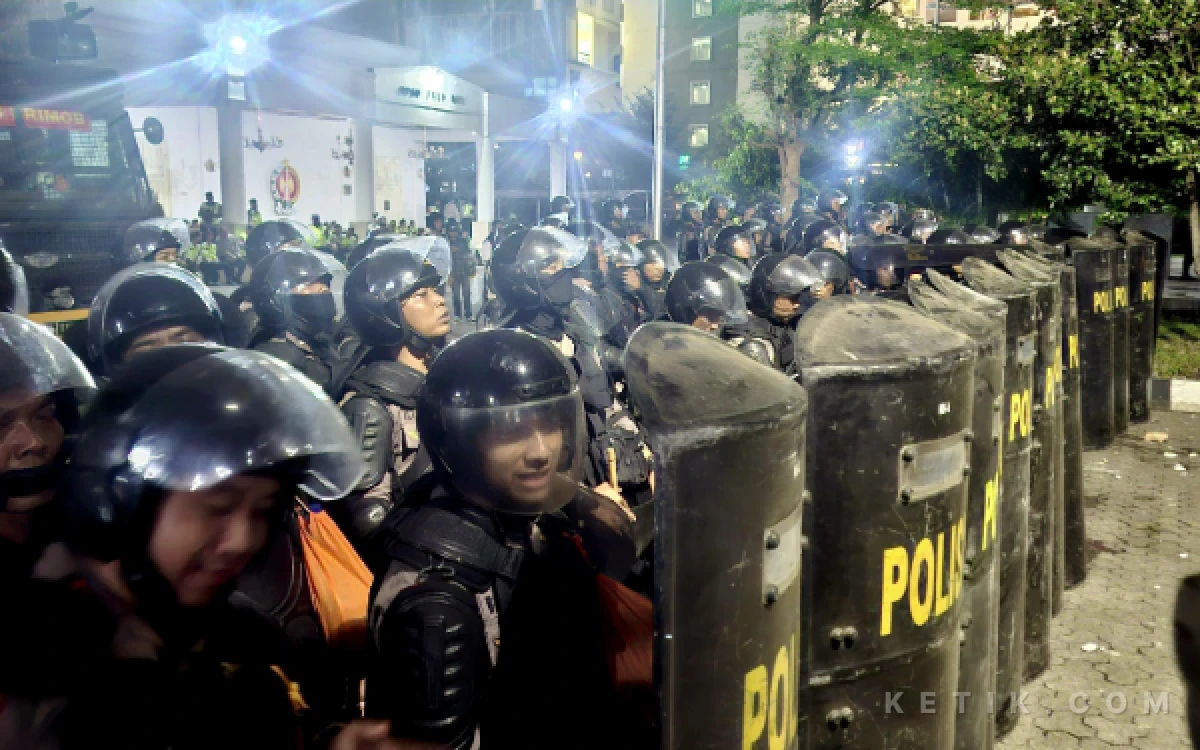 Thumbnail Berita - Unjuk Rasa Peringati Sumpah Pemuda di Yogyakarta Berakhir Ricuh, Polisi Bantah Gunakan Senpi