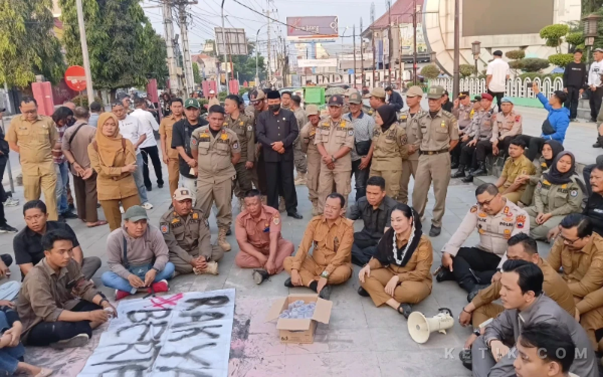 Thumbnail Berita - Unjuk Rasa Mahasiswa Brebes Berujung Damai, Bupati-Wabup Ajak Dialog Lesehan Bahas 10 Tuntutan