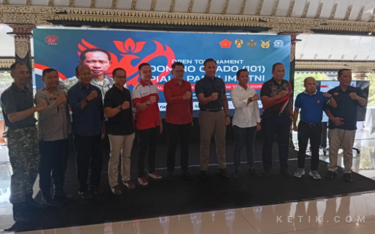Foto Jajaran Forkopimda, pejabat daerah, dan panitia berfoto bersama di atas panggung dalam acara pembukaan turnamen domino, Minggu 27 September 2026. (Foto: Lik Is for Ketik.com)