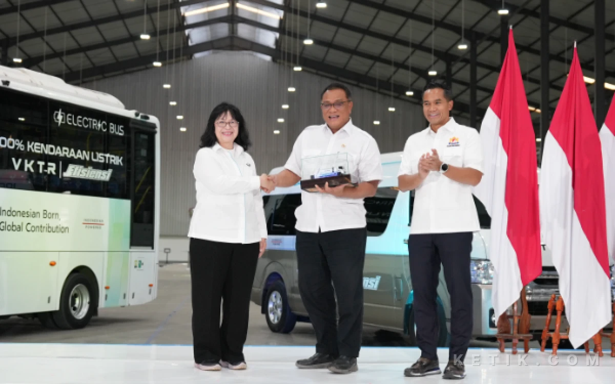 Foto Anindya Bakrie (kanan) dan perwakilan VKTR memberikan plakat apresiasi kepada Menteri LH, Moh Jumhur Hidayat (tengah). (Foto: Lik Is for Ketik.com)