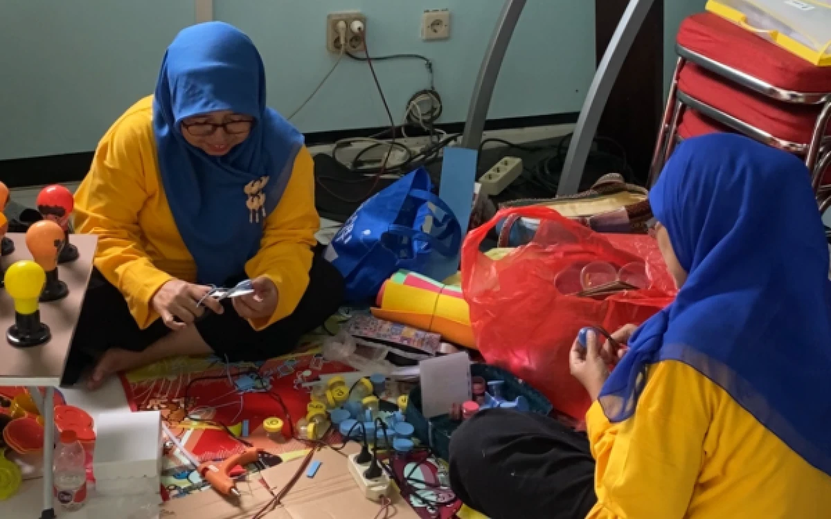 Foto Proses pembuatan permainan sirkuit yang dapat diterapkan untuk media pembelajaran anak PAUD. (Foto: Esti Kurniawati Mahardika)