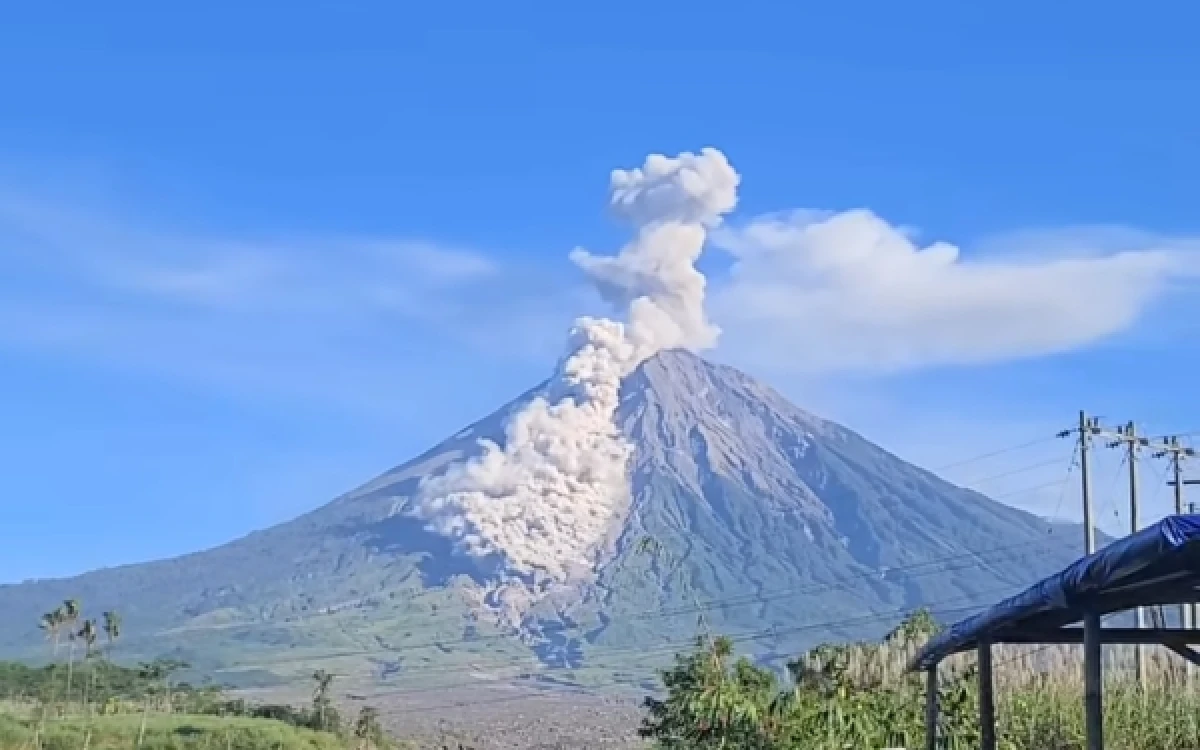Thumbnail Berita - Gunung Semeru Kembali Erupsi Empat Kali, Kolom Abu Tertinggi Capai 1,3 Kilometer