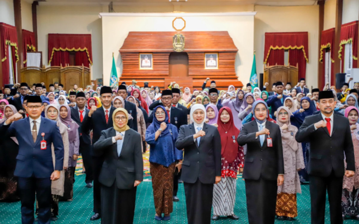 Thumbnail Berita - Gubernur Khofifah Sematkan 400 Satyalancana Karya Satya dari Presiden Prabowo, Apresiasi Pengabdian Guru Jatim