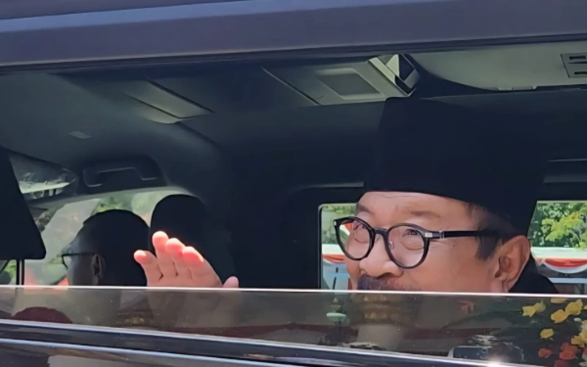 Thumbnail Berita - Pelantikan Wantimpres, Pakde Karwo Tiba di Istana