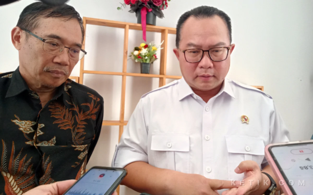 Foto Kepala Badan Riset dan Inovasi Nasional, Prof. Dr. Arif Satria, S.P., M.Si., bersama Rektor UM, Prof. Dr. Hariyono, M.Pd., terus meningkatkan kualitas riset yang berdampak pada Jumat, 3 Juli 2026. (Foto: Aliyah/Ketik.com)