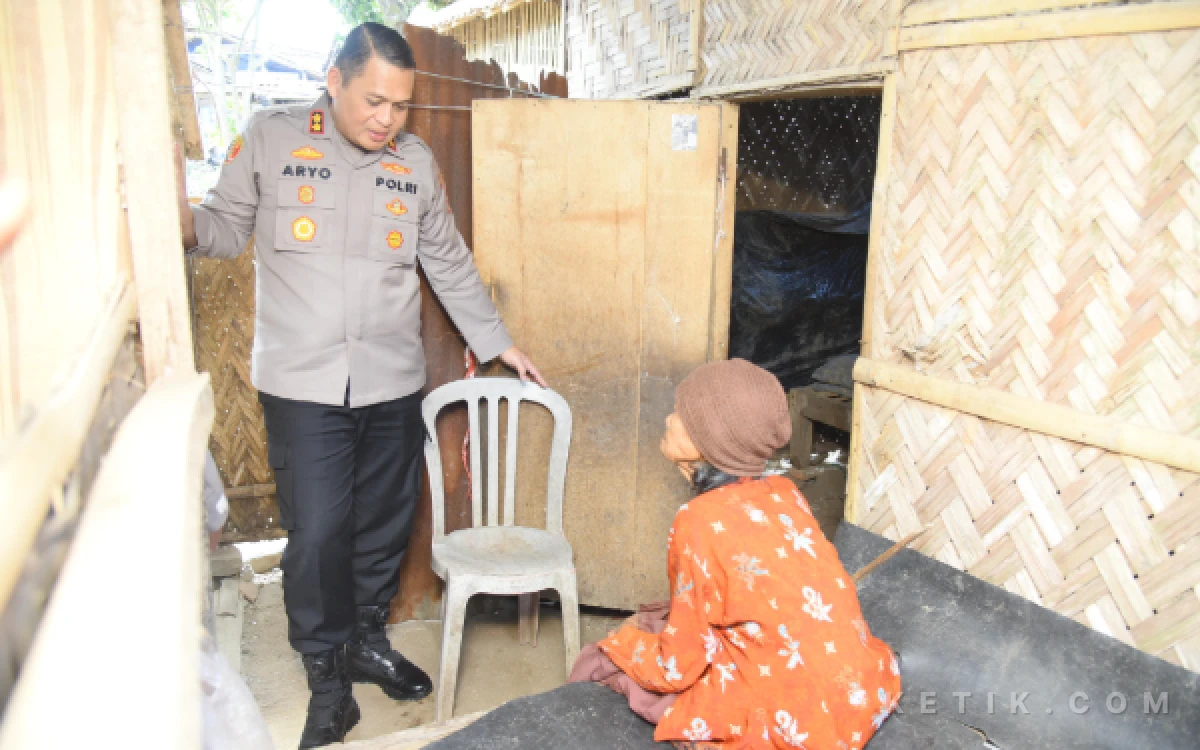 Thumbnail Berita - Di Balik Seragam Polisi, Kapolres Bondowoso Hadir Bawa Harapan Bagi Lansia Dhuafa