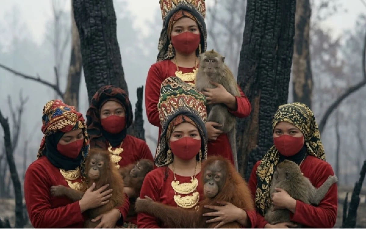 Foto Sejumlah seniman yang menyuarakan kebakaran hutan di Jambi dengan membawa satwa yang terdampak polusi asap dalam unggahan @ichalago pada Senin, 12 Oktober 2026. (Tangkap layar Instagram @ichalago)