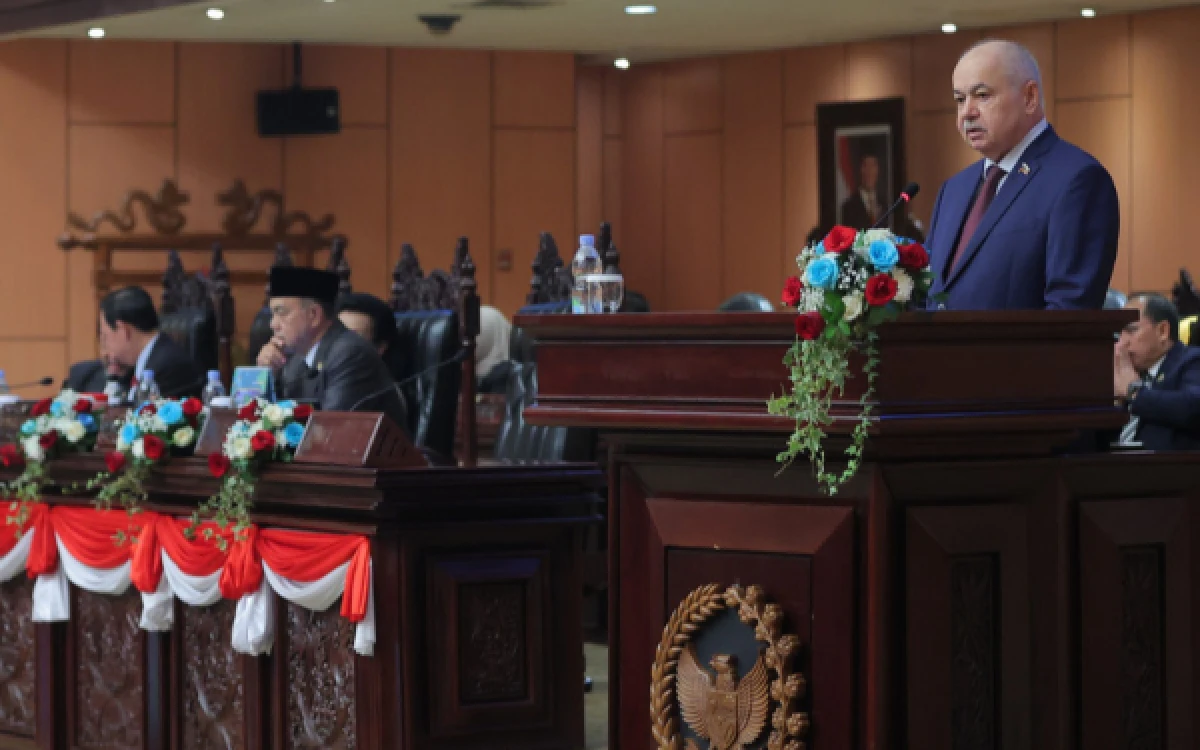 Foto Wakil Ketua Pertama Komite Ilmu Pengetahuan, Pendidikan dan Kebudayaan Dewan Federasi Rusia, Ilyas Magomed-Salamovich Umakhanov.berpidato di Sidang Paripirna DPD, Kamis 20 Agustus 2026 (Foto: Humas DPD RI)