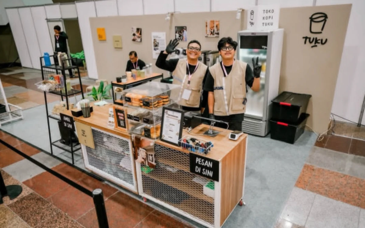 Foto Tampak dua barista dari stand "Kopi Tuku" sedang berpose menghadap kamera dalam acara Beautyfest Asia 2026 di Convention Hall, Tunjungan Plaza 3, Surabaya, Jumat, 30 Oktober 2026  (tangkapan layar Instagram beautyfest.asia dan @popbela_com)