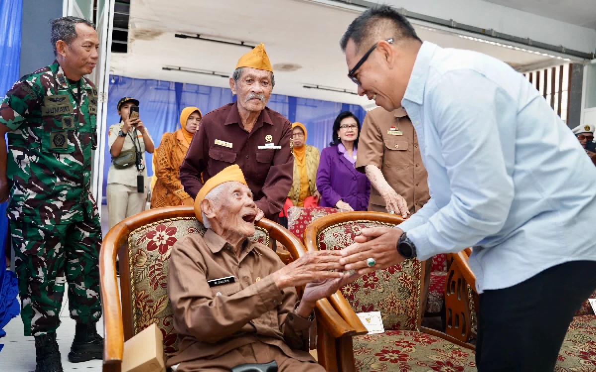 Thumbnail Berita - Hari Veteran Nasional ke-77, Wali Kota Batu Cak Nur Sebut Perjuangan Veteran Harus Diteruskan Lewat Kerja Nyata