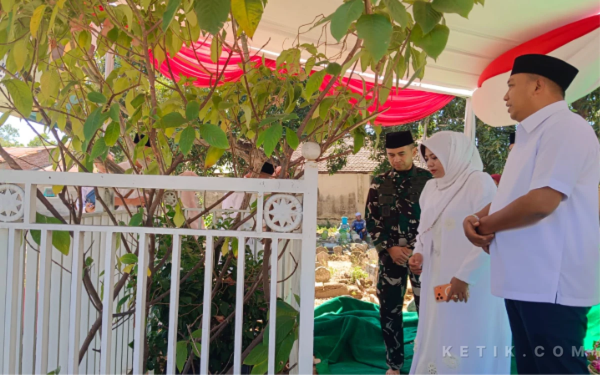 Thumbnail Berita - Bupati Situbondo Ziarah ke Makam Pahlawan Nasional dan Pemimpin Terdahulu