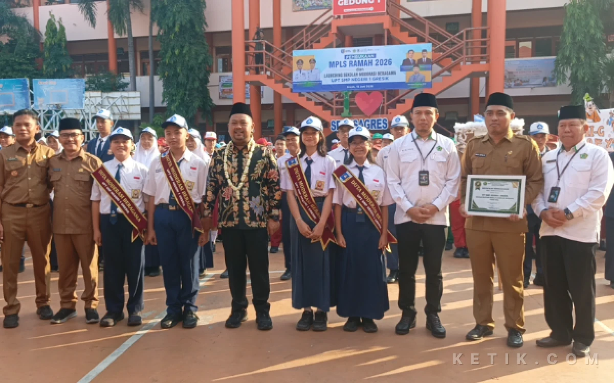 Thumbnail Berita - MPLS Hari Pertama, Bupati Gresik Launching SMPN 1 Gresik sebagai Pelopor Sekolah Moderasi Beragama