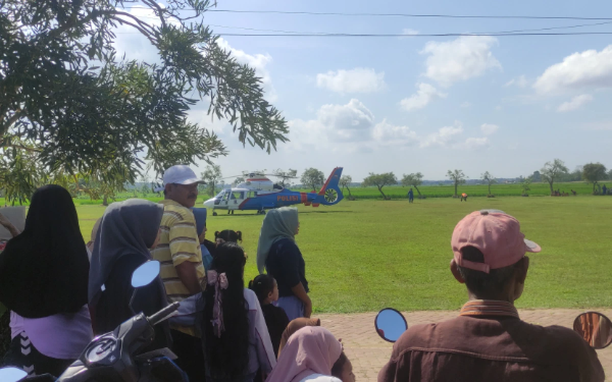 Thumbnail Berita - Warga Montong Tuban Antusias Sambut Kedatangan Presiden Prabowo, Panen Raya Jagung dan Launching 166 SPPG Polri