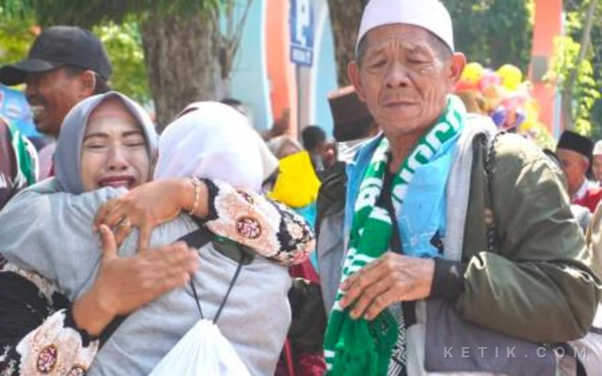 Thumbnail Berita - Keluarga Sambut Kedatangan Jemaah Haji Bojonegoro dengan Penuh Haru