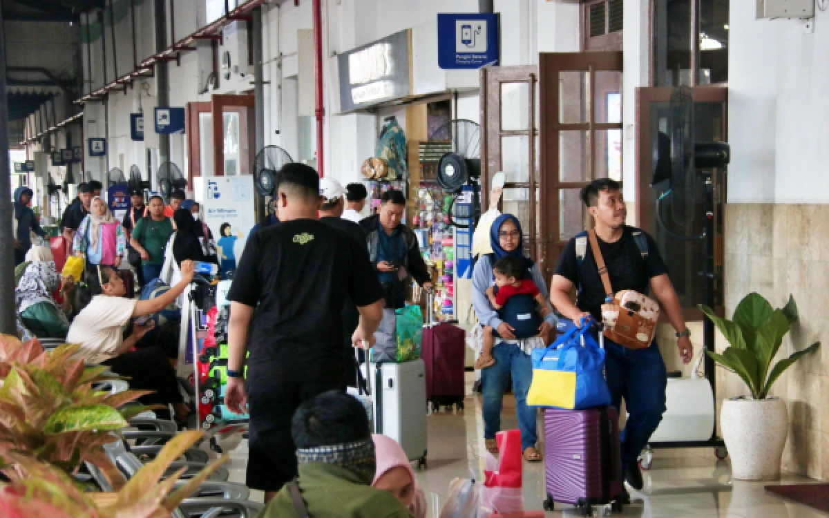 Thumbnail Berita - Pertengahan Libur Sekolah, Volume Penumpang Kereta Api di Daop 7 Madiun Tembus 100 Ribu Penumpang