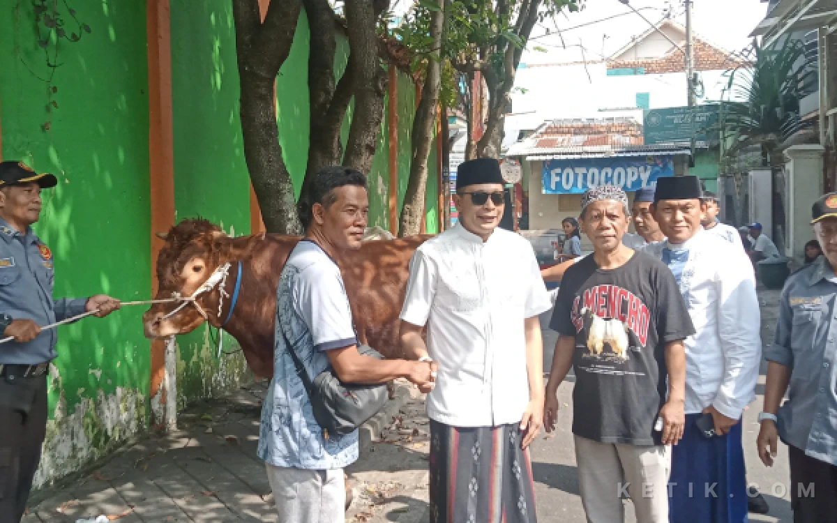 Foto Wali Kota Malang, Wahyu Hidayat turut memeriahkan Hari Raya Iduladha di Kidul Pasar Kota Malang. (Foto: Aliyah/Ketik.com)