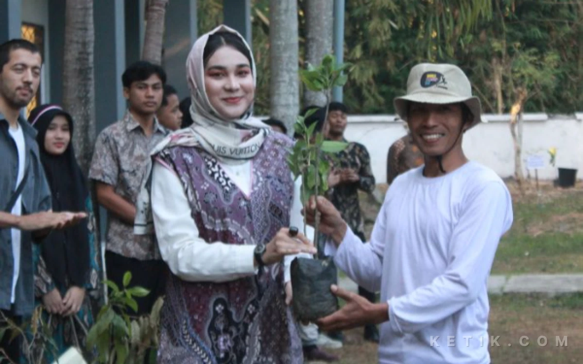 Thumbnail Berita - PBAK UIN KHAS Jember Berbeda: Mahasiswa Baru Tak Hanya Belajar, tapi “Bersedekah” Oksigen
