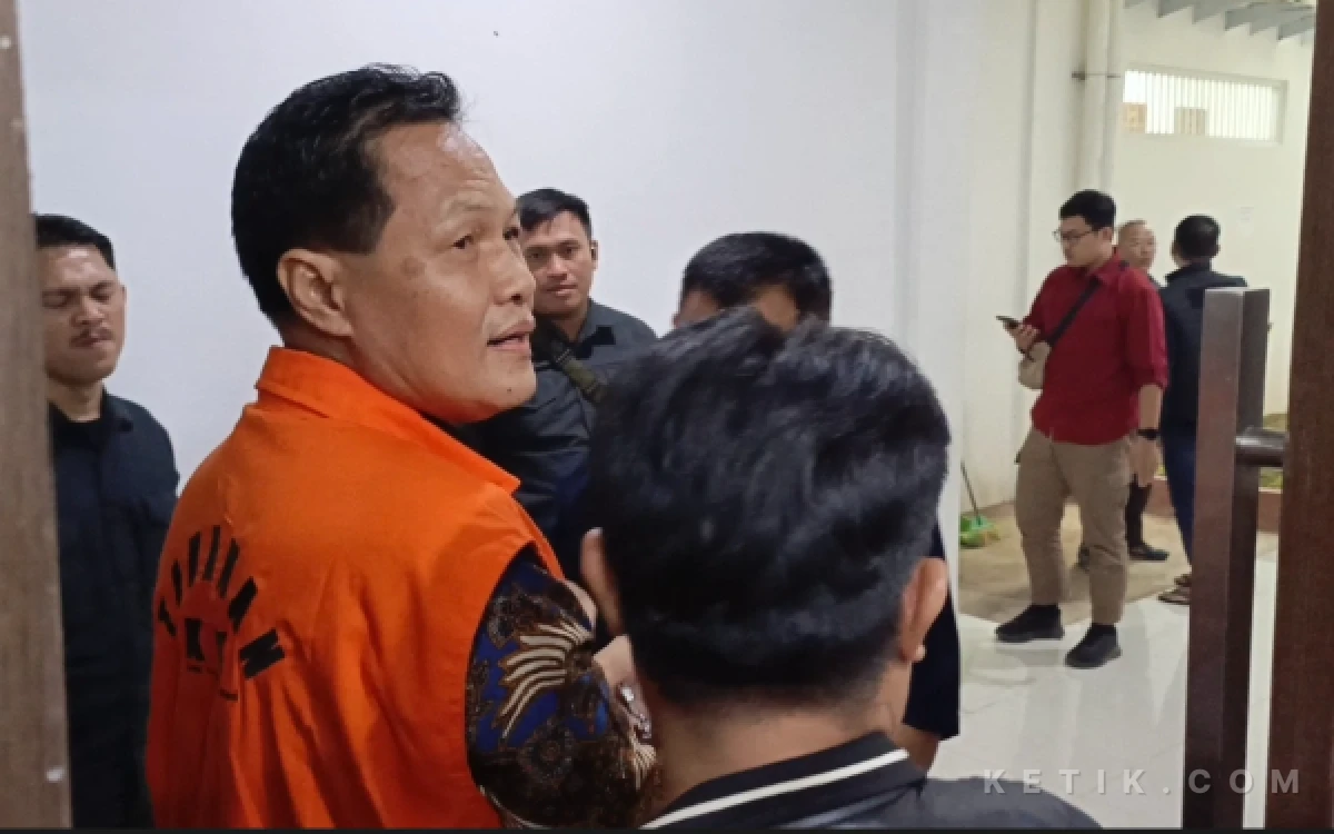 Thumbnail Berita - Bantah Terima Rp3,3 Miliar dalam Kasus Smartboard, Bupati Edison: "Astagfirullah, Itu Abi Berbohong"