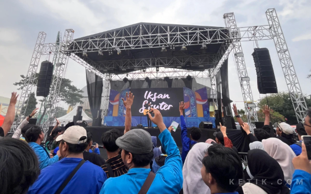 Thumbnail Berita - Kala Ihsan Skuter Panik Diminta Nyanyikan Lagu 'Partai Anjing' di Harlah PMII Jatim
