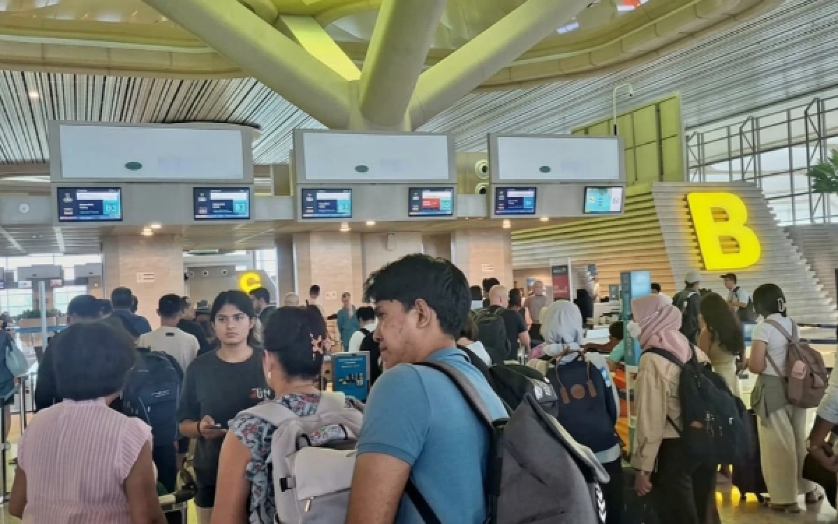Foto Antrean calon penumpang memadati area keberangkatan Bandara Internasional Yogyakarta (YIA) untuk mengurus penyesuaian jadwal penerbangan akibat dampak abu vulkanik Gunung Anak Krakatau (GAK). (Foto: Dok YIA for Ketik.com)