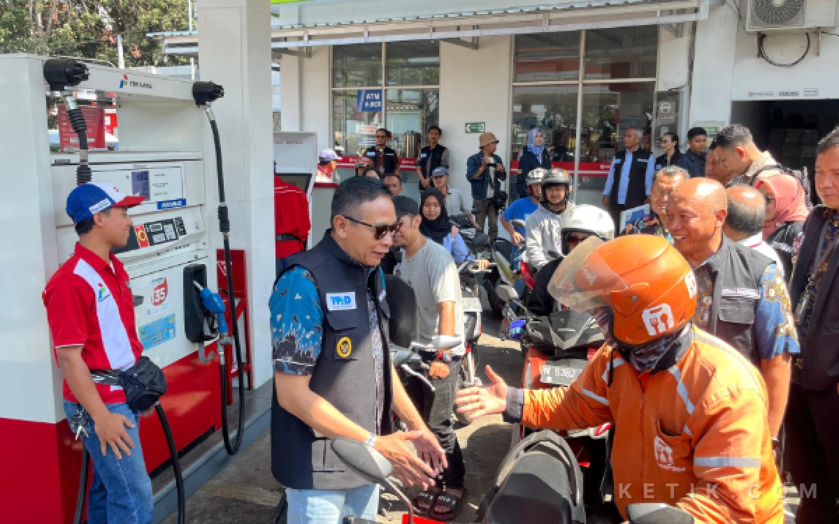 Thumbnail Berita - Warga Kota Malang Antre Bensin hingga Berjam-jam, Pemkot Malah Sebut Tak Ada Kelangkaan BBM
