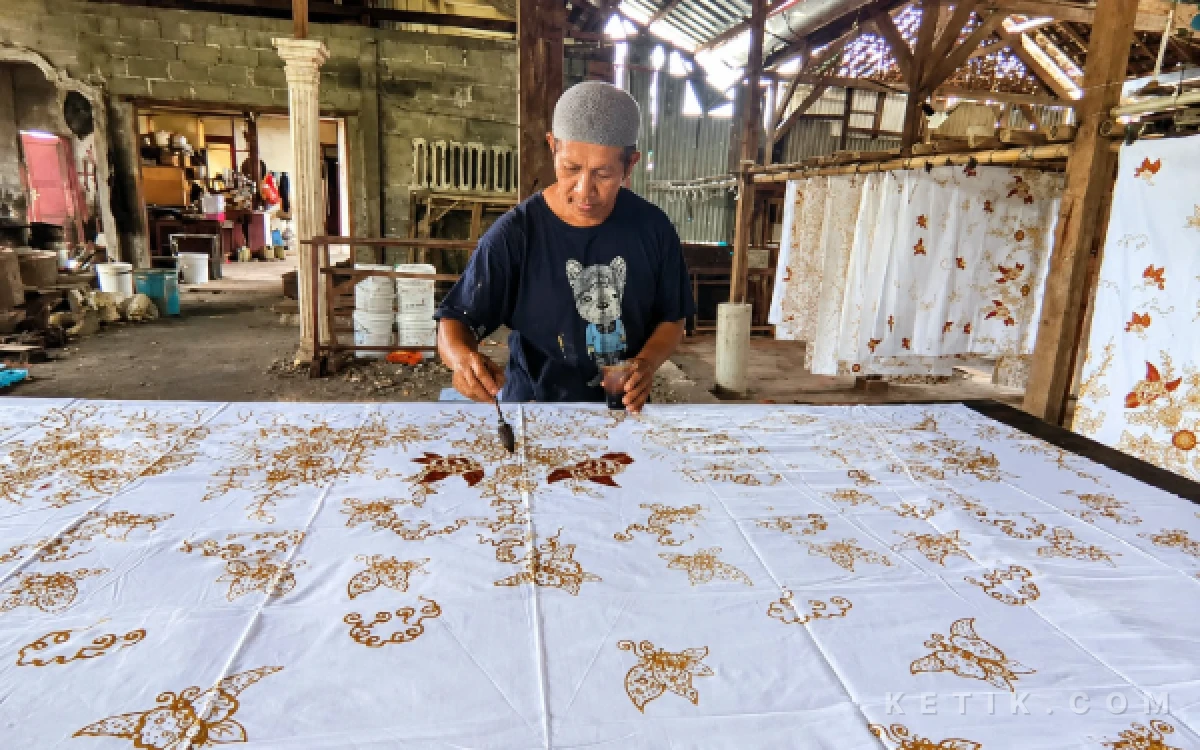 Thumbnail Berita - Ketika Pembeli Luar Negeri Minta Batik Tanpa Pewarna Sintetis, Perajin Pacitan Siap Penuhi Pesanan