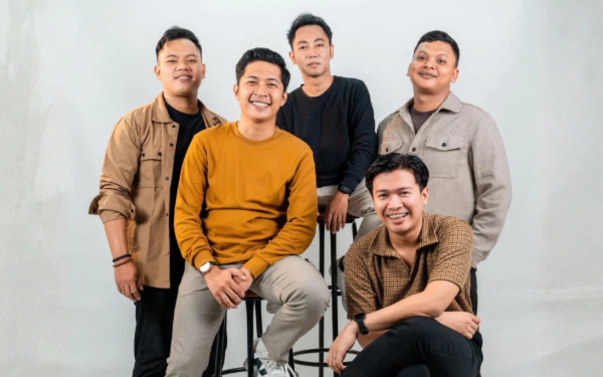 Foto Band Overnight asal Pacitan, Jawa Timur, berpose dalam sesi pemotretan. Band ini dikenal lewat lagu "Kita Lewati Berdua" yang turut digunakan sebagai backsound berbagai konten romantis di media sosial. (Foto: @bandovernight)