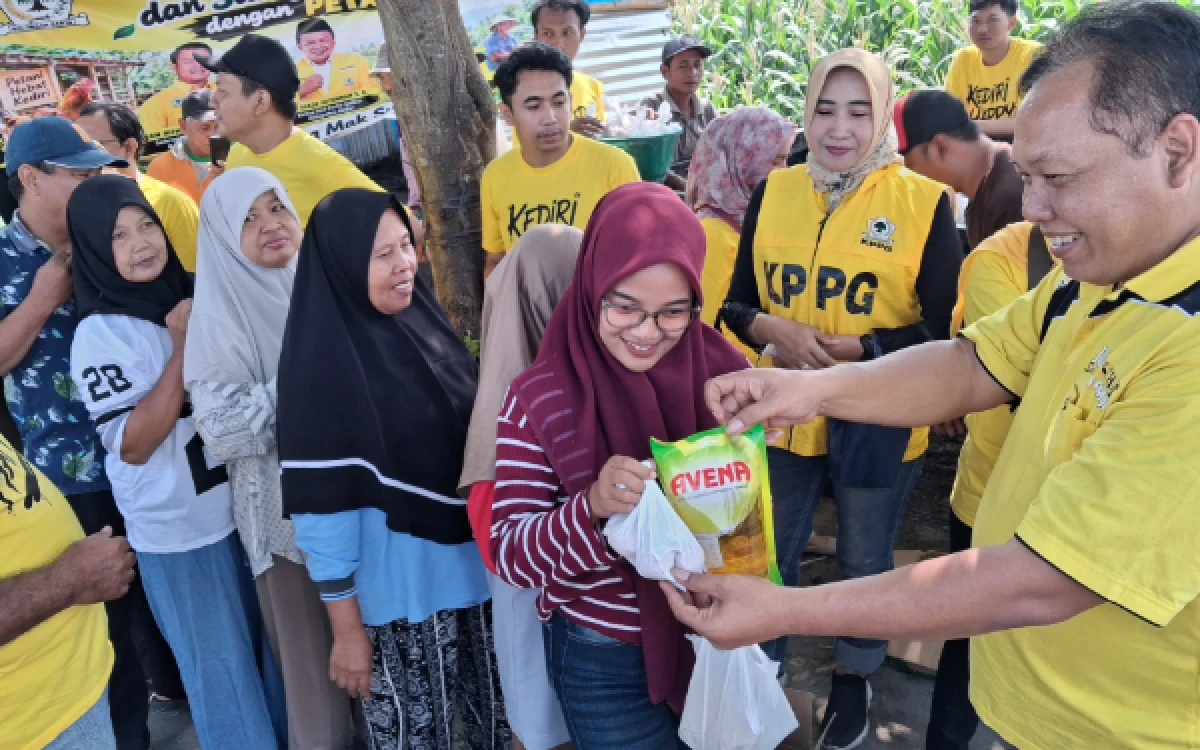 Thumbnail Berita - Unik! Peringati Hari Tani Nasional, Cak Hadi Pilih Terjun Langsung ke Sawah Bagikan Ratusan Sembako dan Serap Aspirasi Petani Kediri