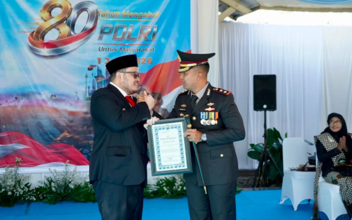 Thumbnail Berita - Mas Dhito Terima Penghargaan Hari Bhayangkara ke-80 dari Polres Kediri