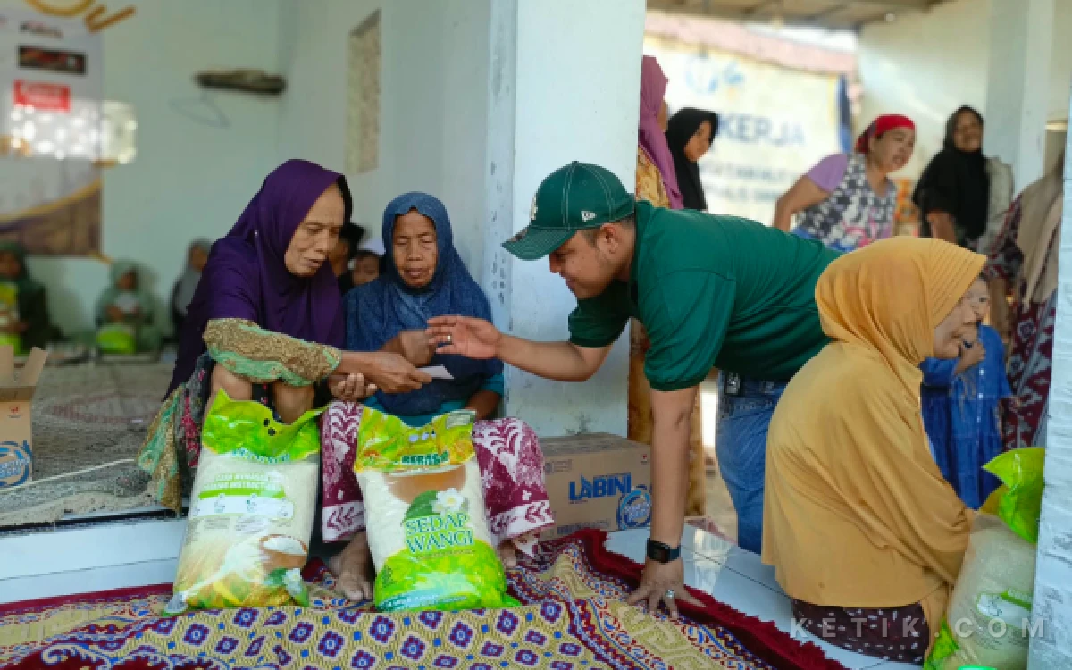 Thumbnail Berita - Peringati HUT Ke-5, Persatuan Jurnalis Sampang Santuni Yatim dan Dhuafa