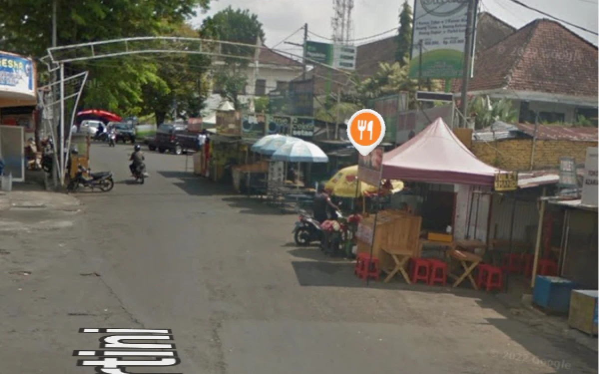 Foto Jalan Kartini, Kota Batu, pada tahun 2018 yang masih belum banyak pedagang. (Foto: Google street)