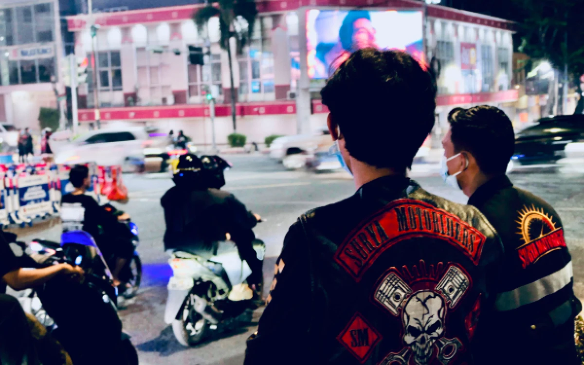 Foto Komunitas motor dari Suryamotoriders membagikan ribuan masker secara gratis kepada penggunaan jalan di kawasan simpang Charitas Palembang, Minggu, (4/10/2026). Ketik/Tohir