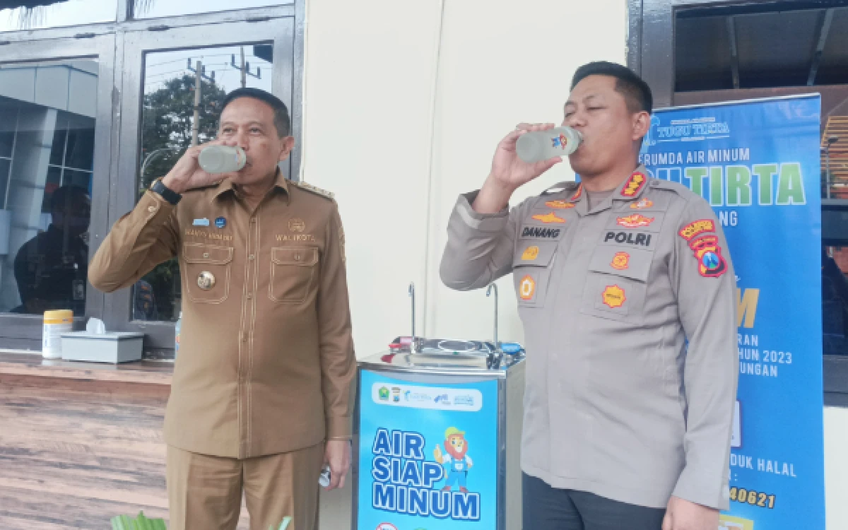 Foto Walikota Malang, Wahyu Hidayat bersama Kapolresta Malang Kota, Kombes Pol Danang Setiyo Pambudi saat menikmati air minum dari fasilitas ASM, Selasa, 15 September 2026 (Foto : Kukuh/Ketik).