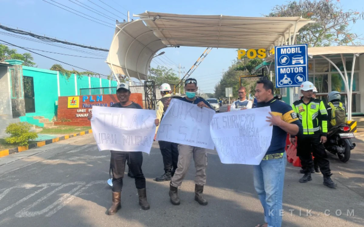 Thumbnail Berita - Pekerja Tim 5 Ring 1 PLN Tanjung Awar-Awar Tuban Gelar Aksi, Tuntut Kepastian Kerja