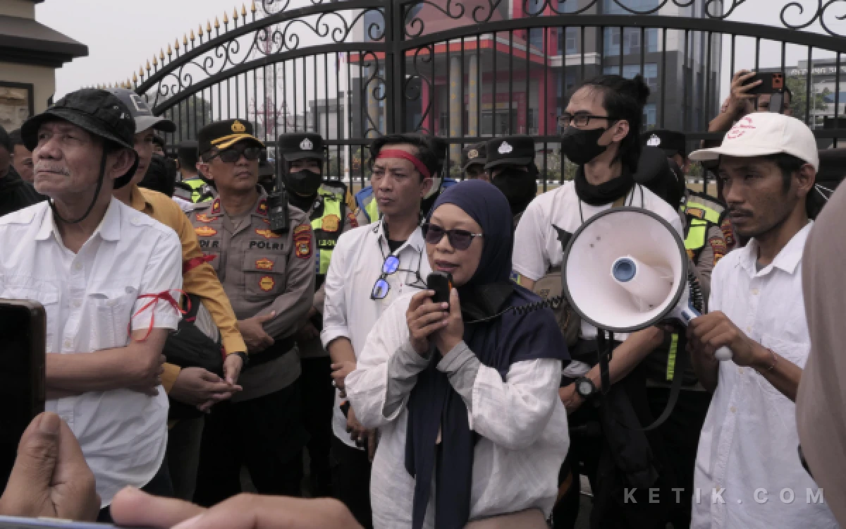 Foto Massa Koalisi Pers Sumsel menyampaikan orasi saat aksi solidaritas di gerbang Mapolda Sumsel, Palembang, Kamis 15 Oktober 2026. (Foto: M Tohir/Ketik.com)