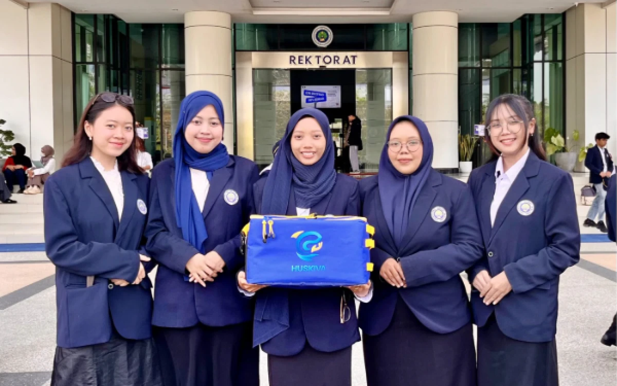 Thumbnail Berita - Kreatif! Mahasiswa UM Ciptakan HUSKIVA BAG, Tas Berbasis Sabut Kelapa untuk Jaga Kesegaran Ikan