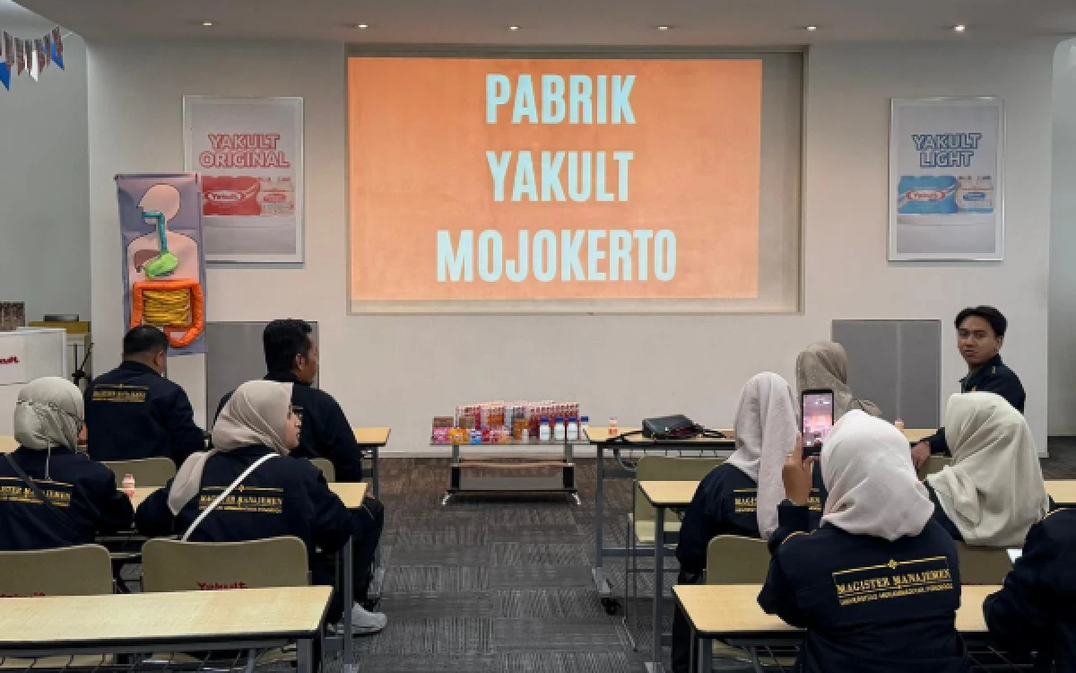 Thumbnail Berita - Belajar Ilmu Manajemen dari Pabrik, Mahasiswa UMPo Intip Dapur 5 Juta Botol Yakult-Produksi Aice di Mojokerto