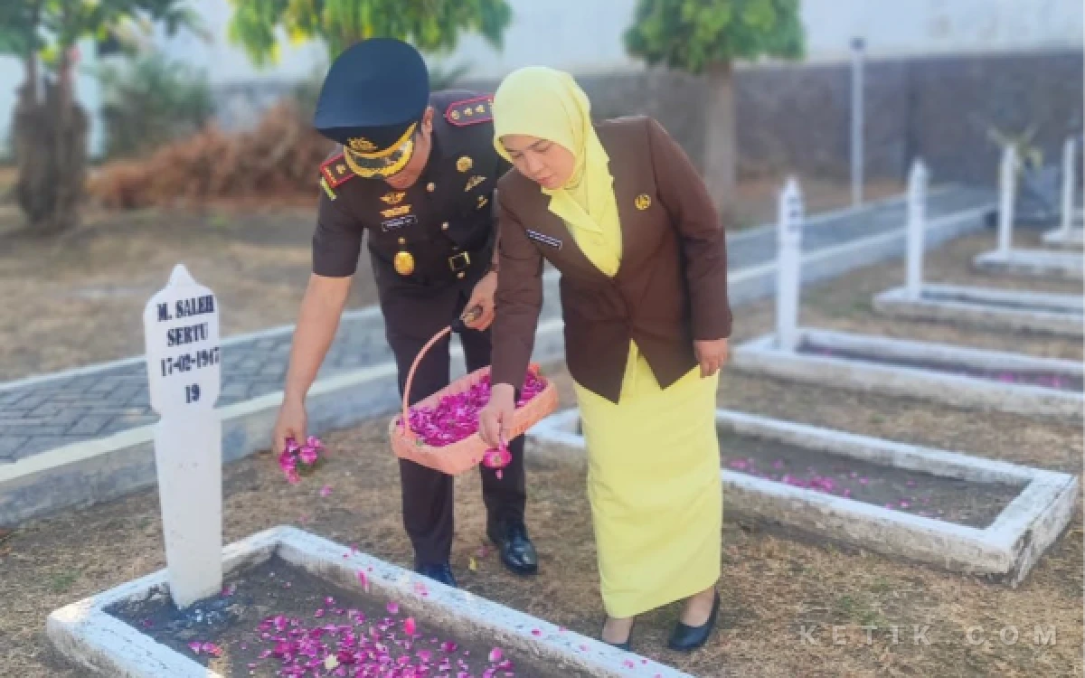 Thumbnail Berita - HUT Kejaksaan ke-81, Kajari Situbondo Tabur Bunga di Taman Makam Pahlawan