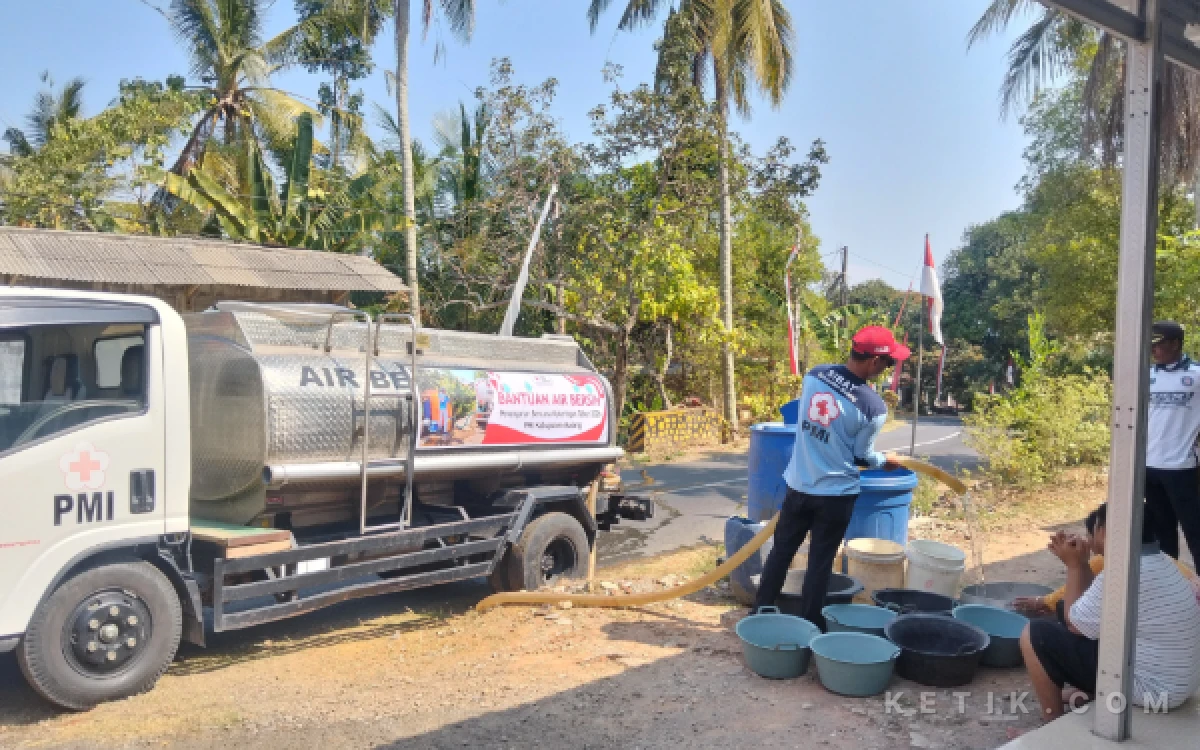 Thumbnail Berita - Kekeringan Landa 2 Kecamatan di Kabupaten Malang, BPBD Droping 15 Ribu Liter Air Bersih  ‎