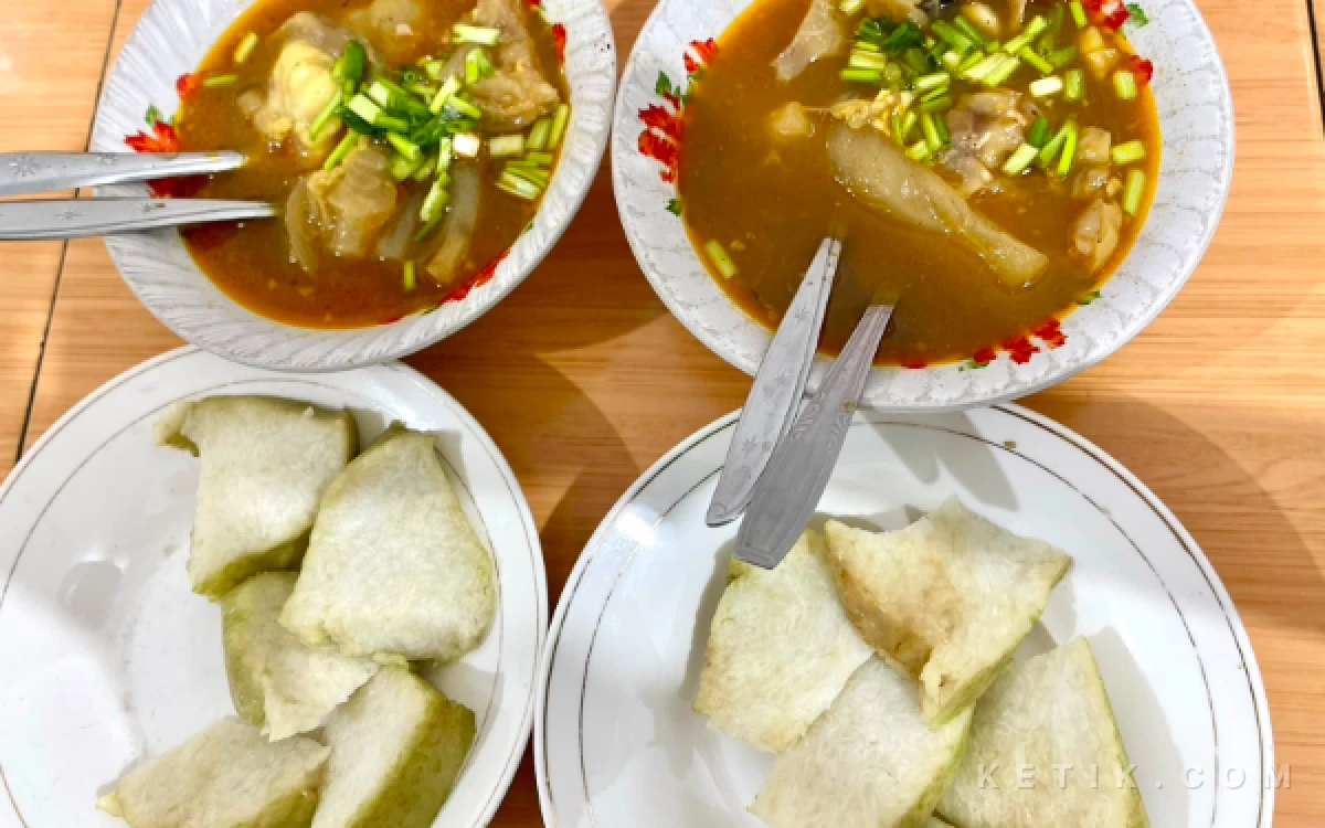 Foto Tampak seporsi kikil sapi bersama potongan lontong, menjadikannya kombinasi sempurna untuk mengenyangkan perut.