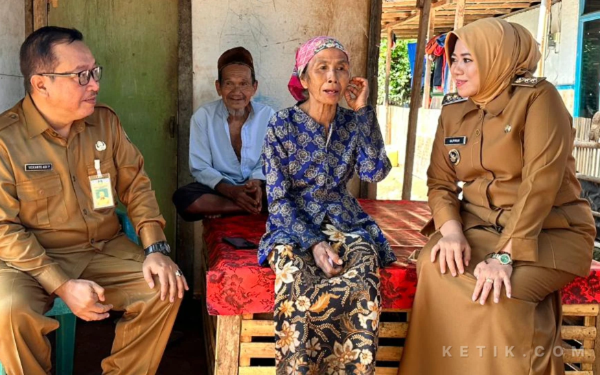 Thumbnail Berita - Bansos Diduga Disabotase Selama Tiga Tahun, Wabup Situbondo Gerak Cepat Kunjungi Mbah Eti