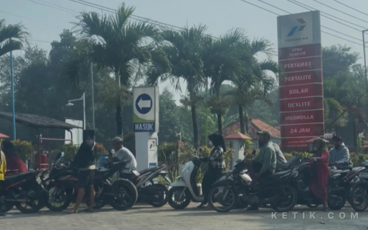 Thumbnail Berita - Terungkap, Ini Penyebab Antrean Panjang di SPBU Bangkalan