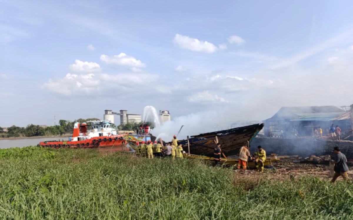 Thumbnail Berita - Kapal Jukung di Galangan Sungai Musi Ludes Terbakar, 8 Mobil Damkar Dikerahkan